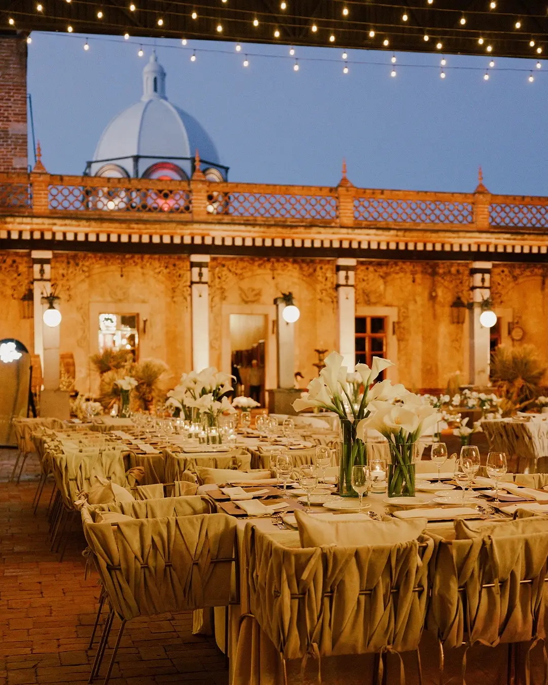 Mesas del banquete bajo luces