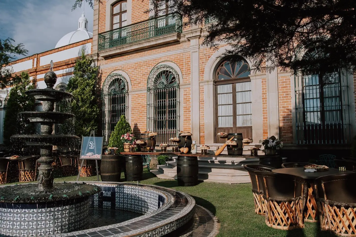 Patio con fuente de la hacienda